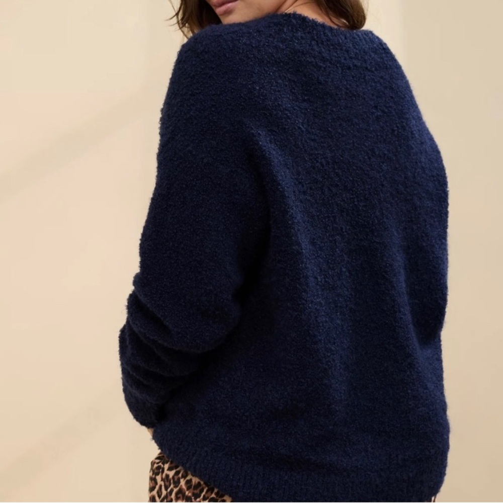 Cozy V‑Neck Navy Bouclé Sweater XLARGE - Picture 10 of 11
